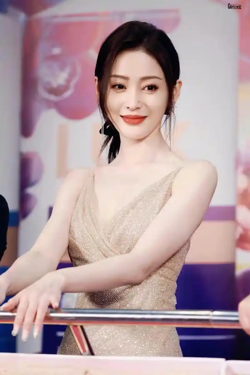 张天爱出席活动,一袭鎏金吊带礼裙,美目流盼,美艳绝伦