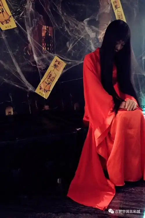 超美的红衣女鬼在等你哟~想见她的话快来鬼混~拿起封印封住她!不用怕!