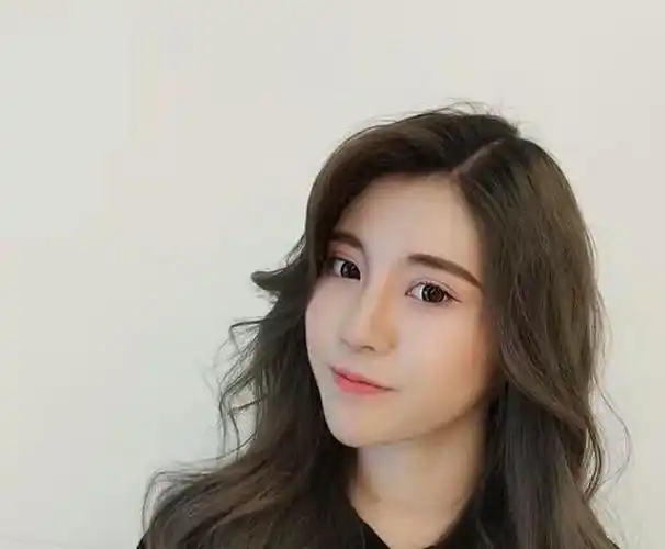 烫一款这样好看的发型,你就变女神喽!长发烫卷度越大越显成熟,适合