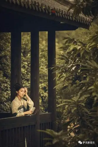 万水,却不能阻挡;相思是清晨的繁星,虽时时闪现,却只在清冷中闪现光华