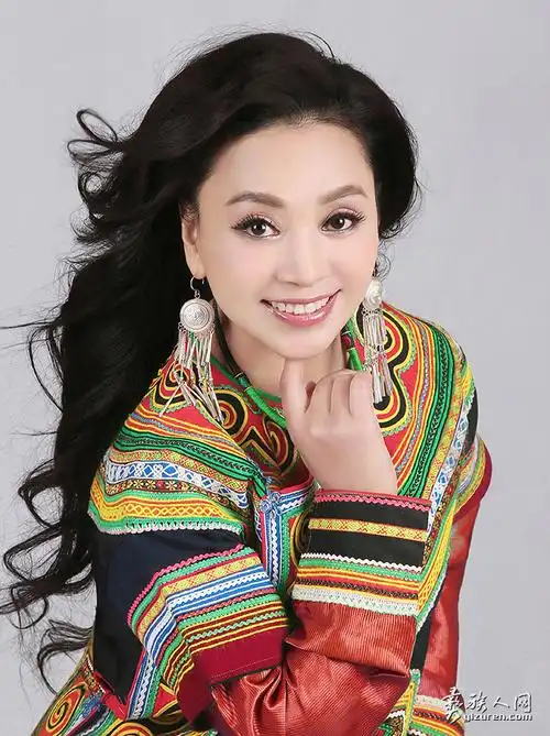 《过年了》:彝族女高音歌唱家苏都阿洛新歌拜年了_彝族人网(彝人网)