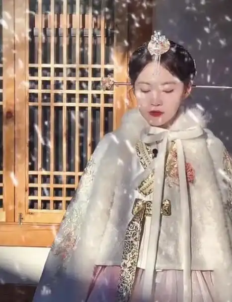 纪实张佳宁穿朝鲜服饰被韩国人骂惨央妈发文力挺张佳宁回应