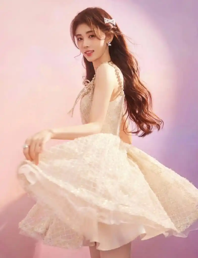 鞠婧祎白色吊带连衣裙写真,清纯甜美让人沉醉,真是美若天仙!