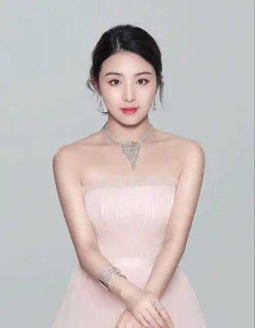 穿起粉色裸身材长裙的张含韵看起来更加的甜美可爱.