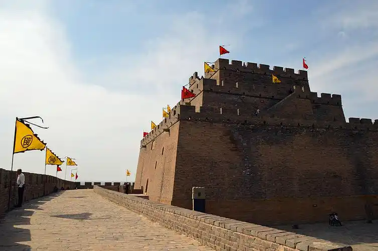 长城最大烽火台被游客刻画 一块砖也不放过