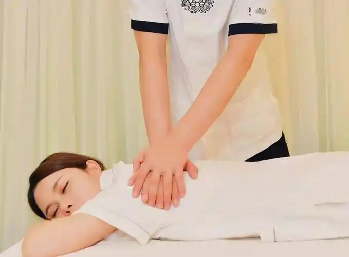 由上而下,由肩颈到后背推,按,点,揉,拍等等技师们力道足,手法准按摩