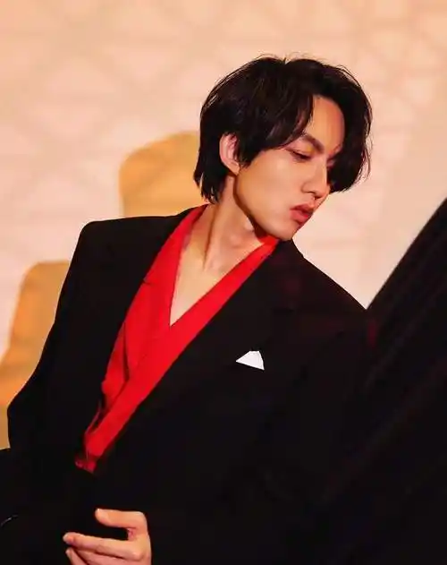 35岁林宥嘉晒高清帅照下巴尖锐像锋利匕首