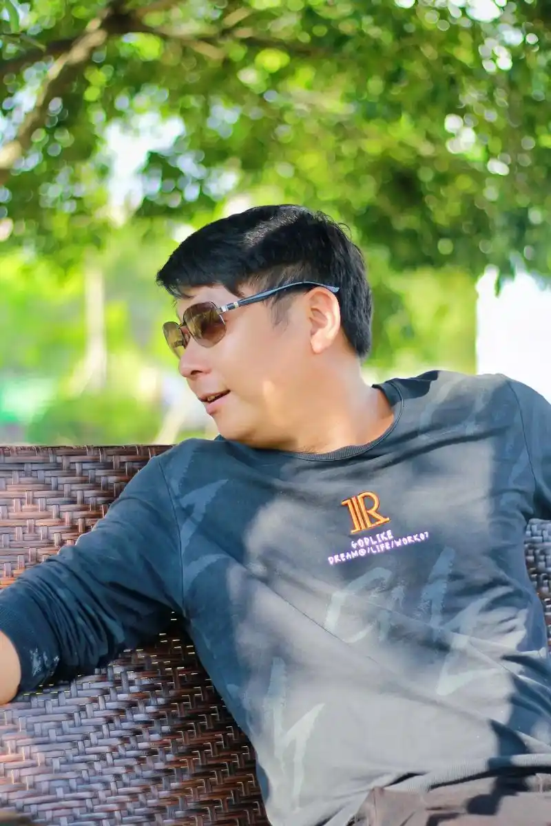 美女照片不经允许不方便发那就发个抓拍的同事大叔吧#生活随拍 - 抖音