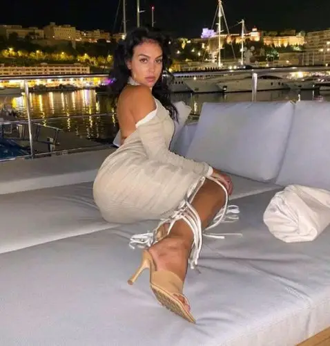 c罗女友乔治娜感叹:我是多么幸运和幸福!