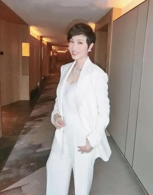 陈法蓉才是真仙女,54岁不见老态,短发西装好酷飒
