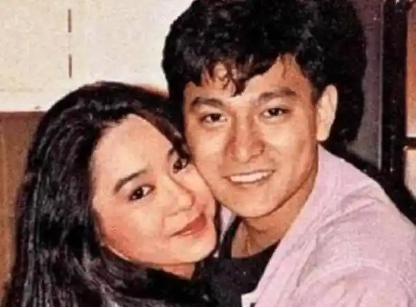 不过那时候刘德华的女友就是喻可欣,喻可欣同样也是香港娱乐圈知名的