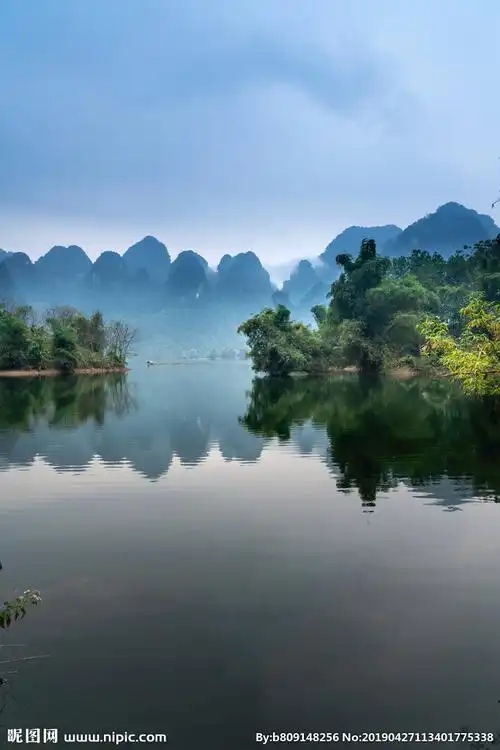 山植物水倒影蓝天风景图摄影图__山水风景_自然景观_摄影图库_昵图网