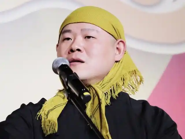 是那种用沙子做出来的沙瓶画,瓶内画的正是戴着黄色头巾的岳云鹏本人