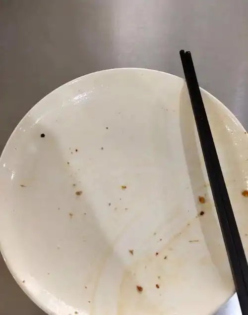 吃饭时吃多少盛多少,不扔剩饭剩菜.