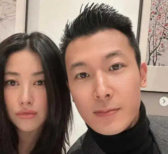 朱珠于二月十七日晒出与老公甜蜜合照,并配文祝福王昀佳生日:生日快乐