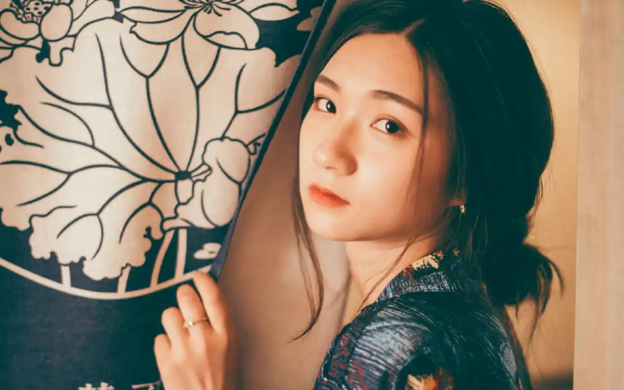 忧郁性感和服美女高清桌面壁纸