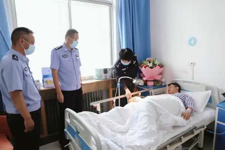 慰问住院民警传递警营关爱