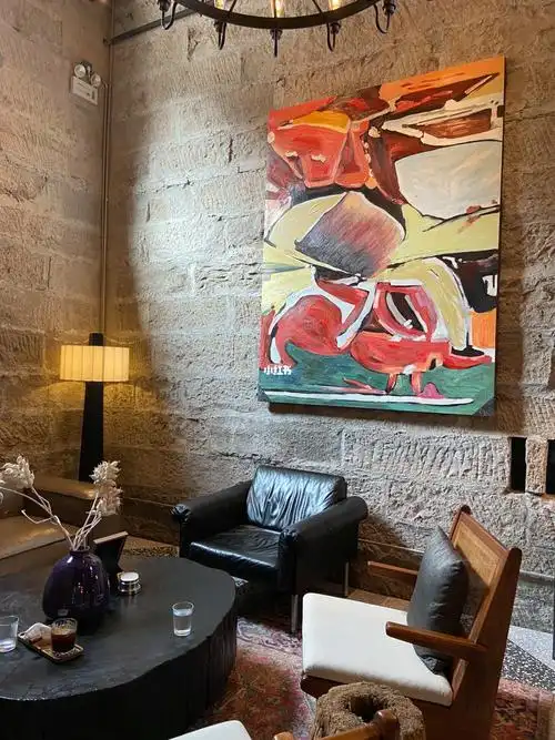 感靠右边有一个舞台,有吉他弹唱和乐队表演靠左边有一个复式的结构