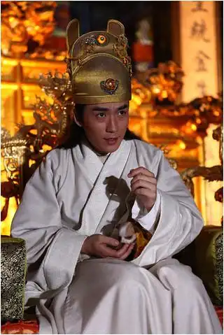 接见大臣的皇帝朱厚照(大陆梁朝伟朱一龙饰演)