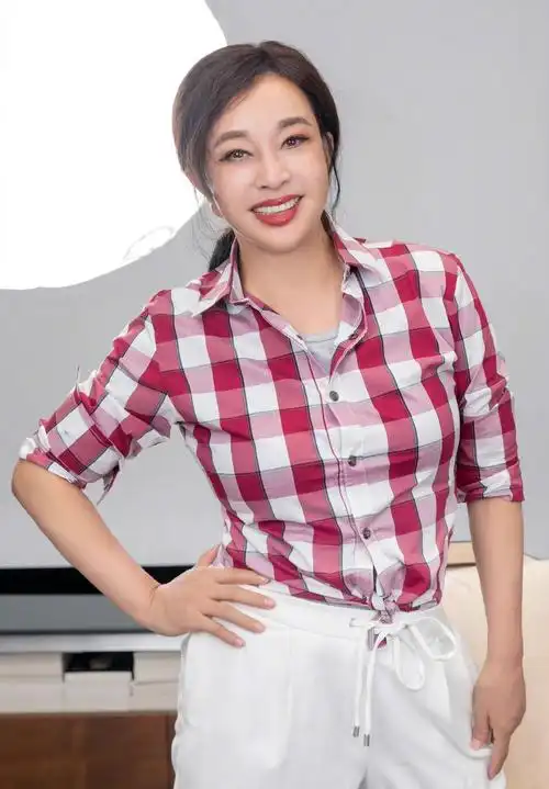 69岁刘晓庆近照曝光保养得宜状态好被网友赞称不老女神