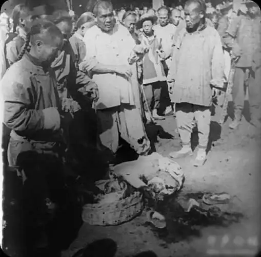 难得老照片]清朝凌迟女犯[12p]【胆小勿进】