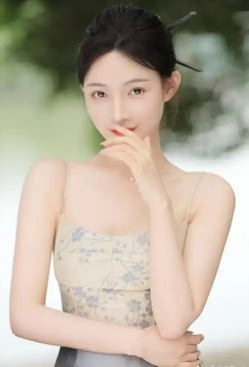 王小小身穿白色吊带装,露出精致锁骨和迷人香肩,搭