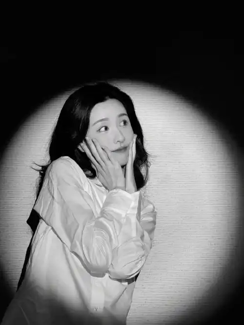 #陈都灵手电筒大片##陈都灵黑白光影大片#