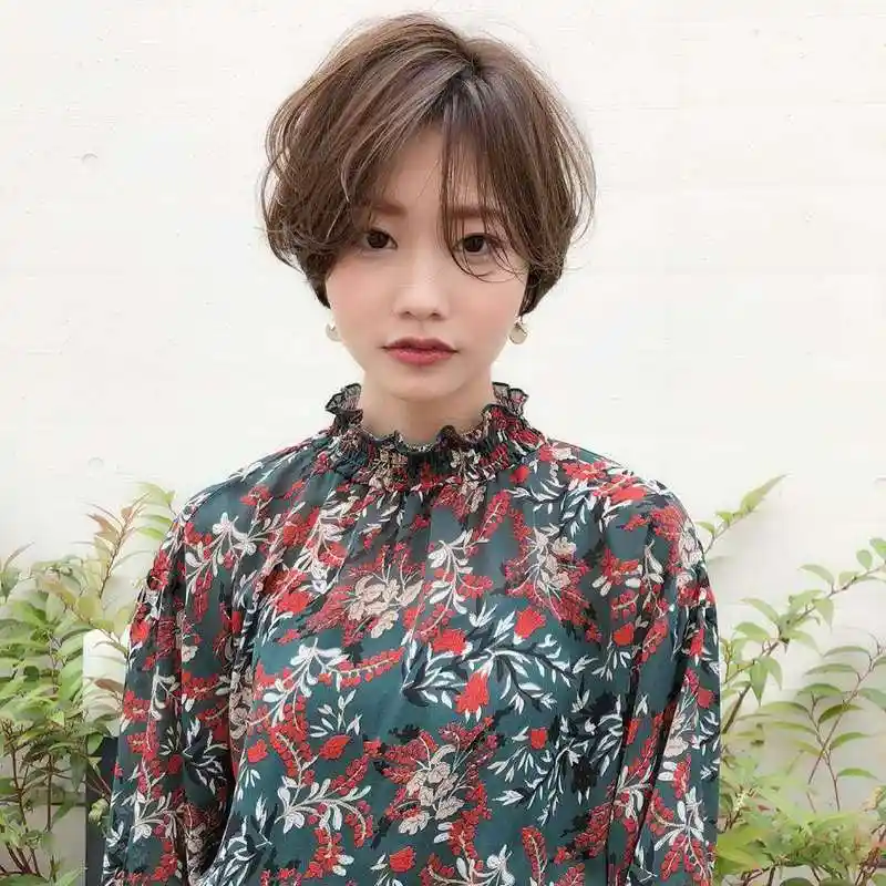 发量少,发质细软容易油的小圆脸女生,适合什么样的短发?