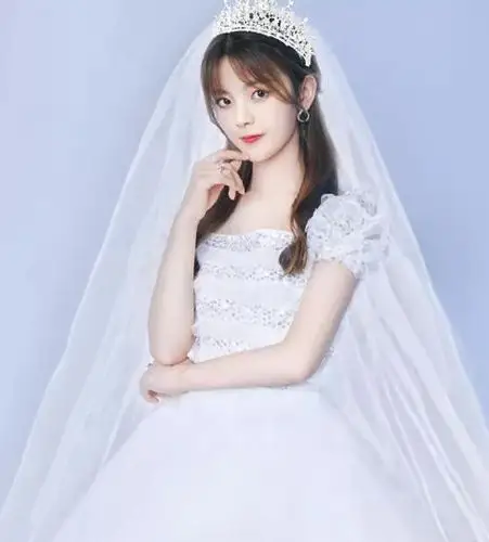 杨超越首次尝试穿婚纱,造型美出了新高度,和许魏洲对视很深情!