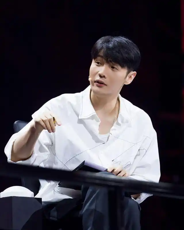 李荣浩时尚造型眼睛虽小但气质很出众潮流范十足