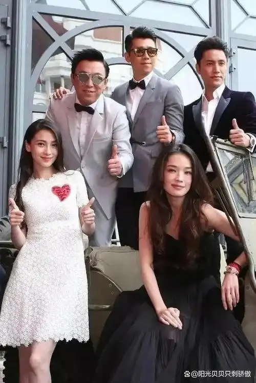 杨颖,艺名angelababy,是中国备受瞩目的女演员和模特,以她精致的五官