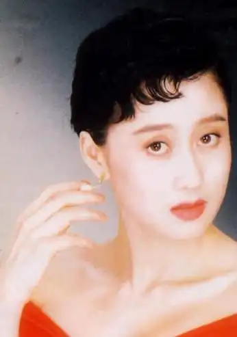 李连杰妻子近照曝光,利智人老珠黄似奶奶,前妻黄秋燕美艳动人|小三