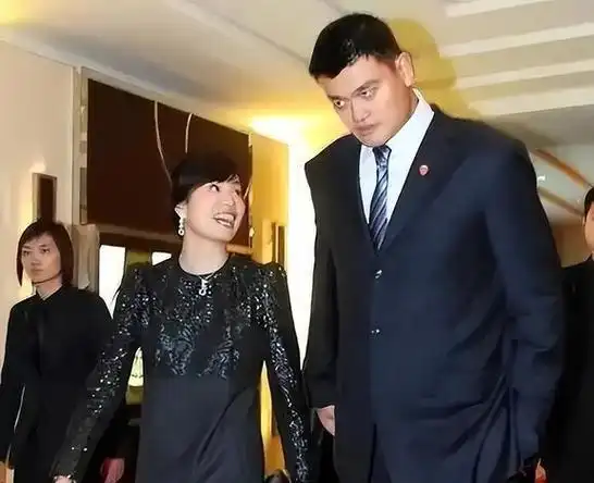 姚明与妻子叶莉近况41岁叶莉韵味十足12岁女儿身高到姚明胸口