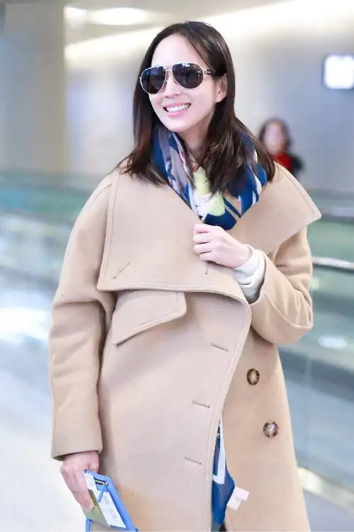 张钧甯毛呢大衣配牛仔裤,袜子颜色亮了,看到裤脚是要去插秧吗?