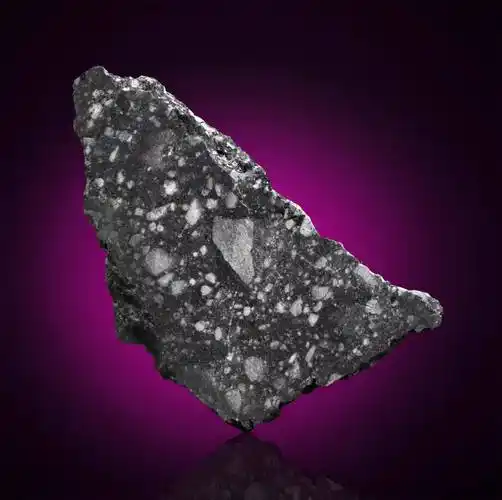 在受到大气压力时最易发生爆炸,因此,世界上石陨石的单个样品大多时候