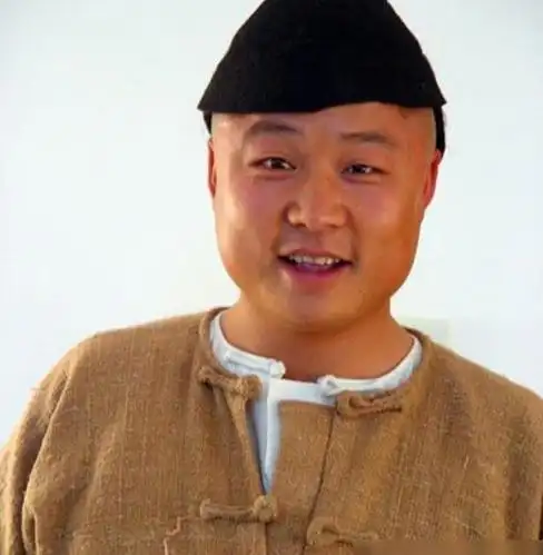 同是饰演三德子,一个隐居山林成养鸡大户,一个成国家一级 演员