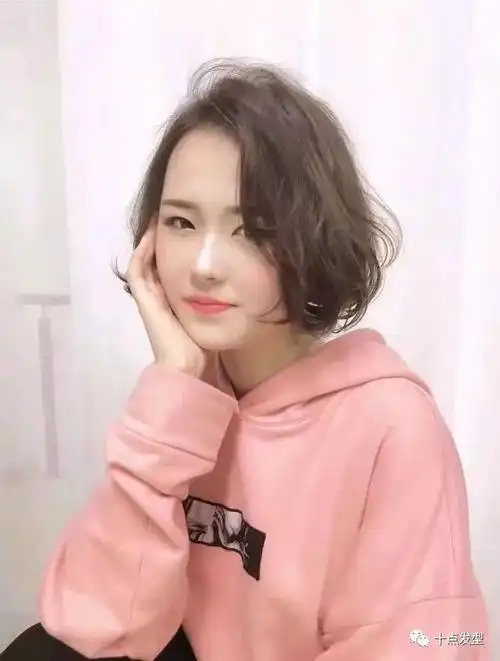 适合圆脸的发型圆脸适合短发烫发发型