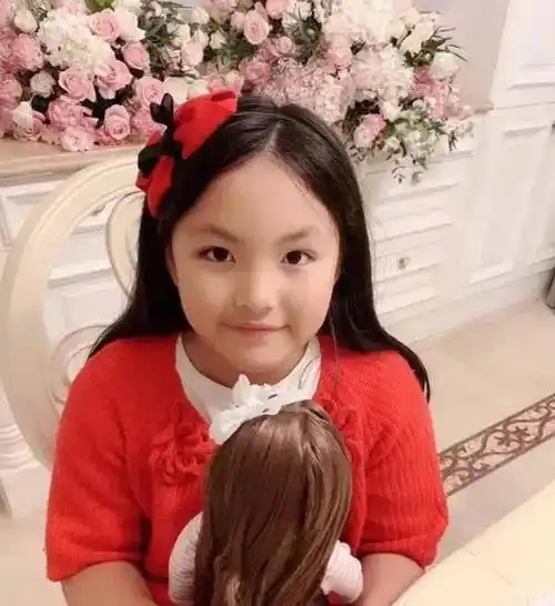 林心如花3亿买项链送女儿,章子怡拿出价值5亿珠宝让女儿当玩具_孩子