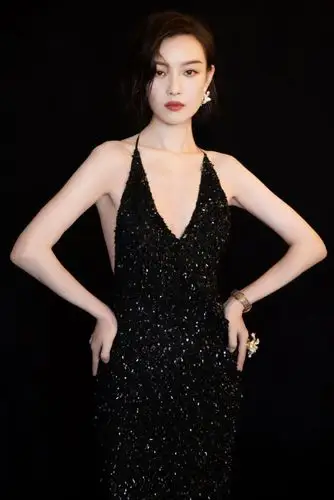 倪妮穿黑色亮片深v礼服大秀美背 眼神很a身材很辣