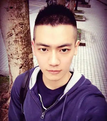 年轻帅哥剪短发好看吗 适合学生的黑色短发