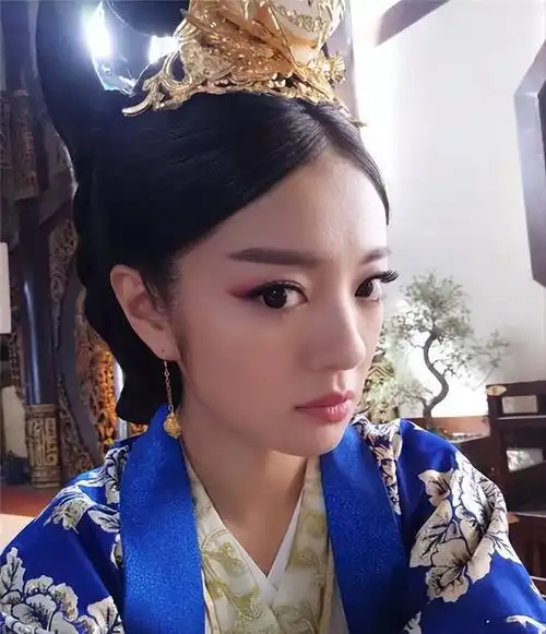 因为当初在筹拍独孤天下时导演就是想让安以轩来演女主角