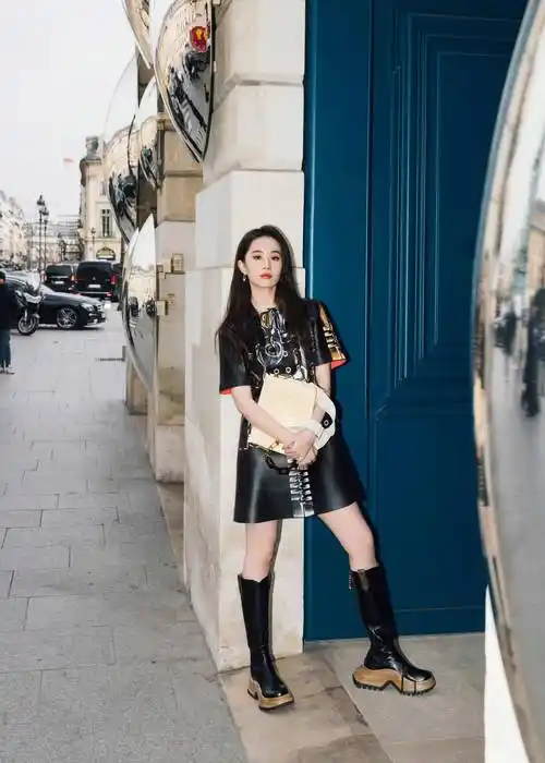 刘亦菲巴黎看秀造型来了,穿黑色皮裙好酷好飒,连风都偏爱她_风格_玫瑰