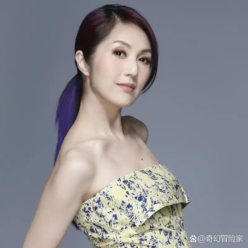 杨千嬅:才华横溢的艺人 杨千嬅,中国香港女歌手,演员,音乐风格独特,以