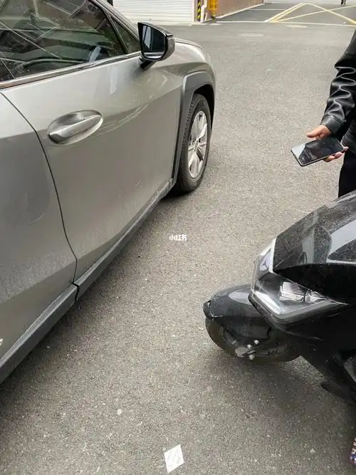 早睡第21天小车被电动车撞了不生气