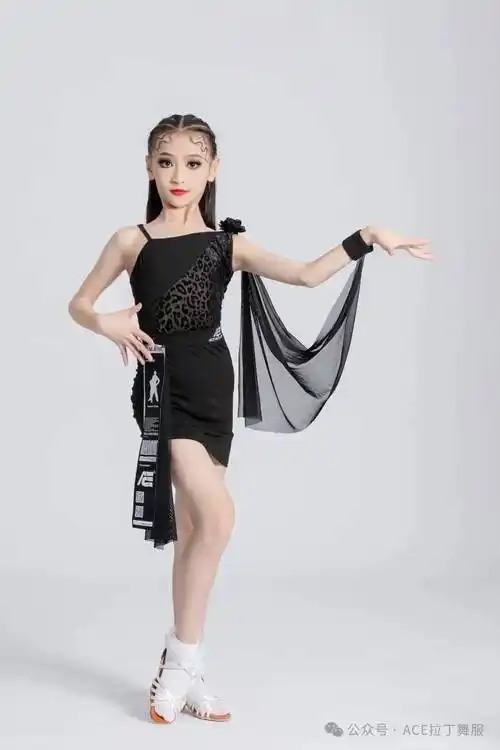 为何拉丁舞裙如此暴露?_舞蹈_服装_动作