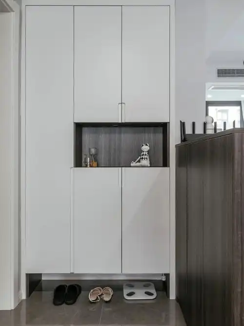 家里有所有定制柜做了一个汇总,就简单的白色和深灰色门板,反而效果