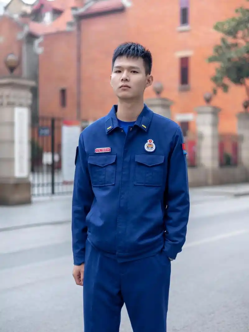 小腿的同色风衣非常适合正式场合一同在阳光之下熠熠生辉与金色的肩章