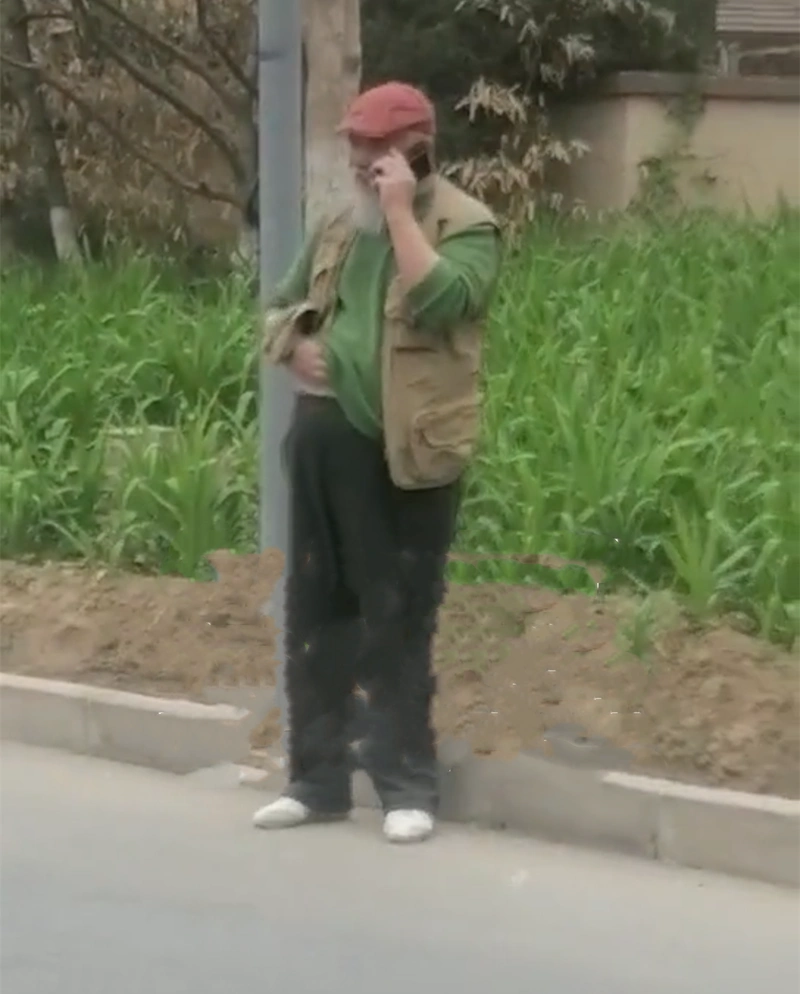 李琦亲自现身街头买树苗,穿着邋遢当众挠肚,嗜酒如命家中堆满缸