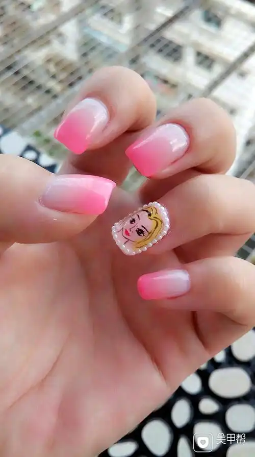 方形粉色渐变手绘完美世界美甲图片