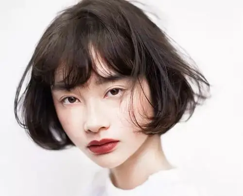 稍微长一点到齐肩的发型,修饰脸型,秒变瓜子脸,显得成熟可爱.